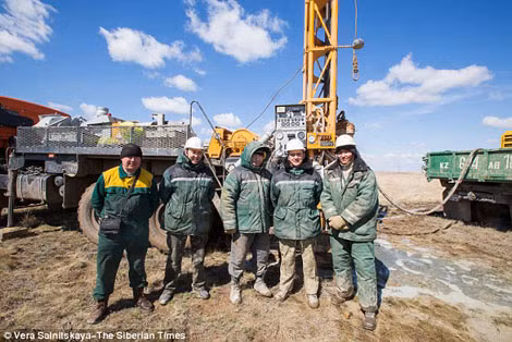 Đội chuyên gia Trung tâm Nghiên cứu Hạt nhân Quốc gia Kazakhstan thu thập các mẫu ở làng Kalachi.