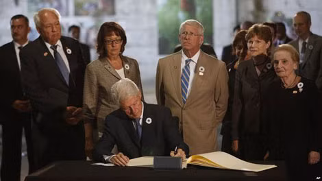 Cựu Tổng thống Mỹ Bill Clinton tại buổi lễ. Ảnh: BBC.