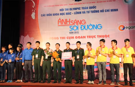 Đồng chí Lê Quốc Phong tặng hoa cho đội giải nhất - Ban Thanh niên Quân đội.