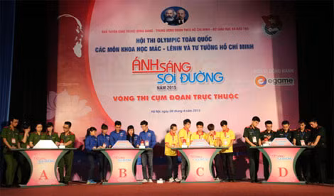 Các đội thi chăm chú theo dõi câu hỏi của Ban tổ chức đưa ra qua màn hình máy tính.