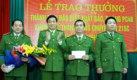 Đại tá Nguyễn Mạnh Hùng, Phó Giám đốc Công an tỉnh Nghệ An tặng hoa chúc mừng và trao thưởng Phòng PC46.