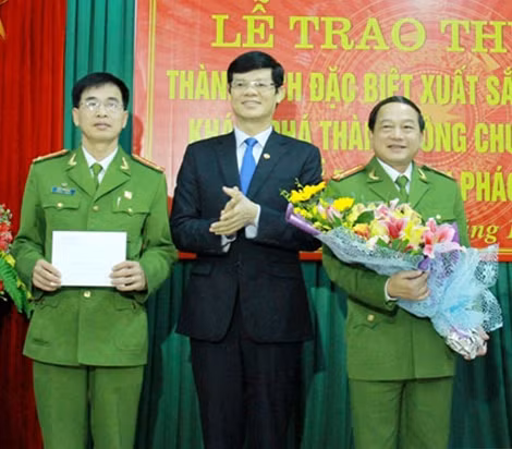 Ông Lê Xuân Đại, Phó chủ tịch UBND tỉnh Nghệ An tặng hoa và trao thưởng Phòng PC46.