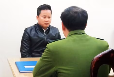 Công an quận Tây Hồ lấy lời khai của Bùi Quốc Tuấn.
