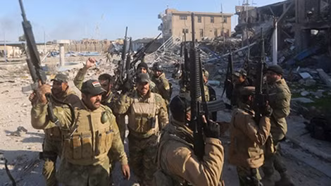 Lực lượng an ninh Iraq ăn mừng chiến thắng sau khi giải phóng Ramadi.