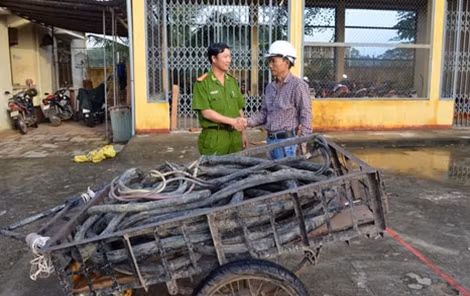 Công an huyện Bình Sơn trả số tài sản do 2 đối tượng trộm cho công ty TNHH B&T.
