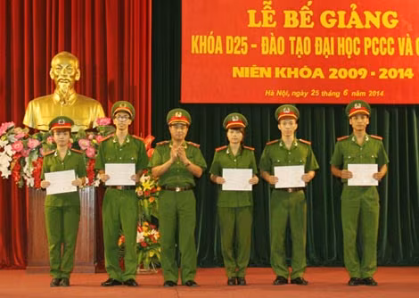 Thiếu úy Trần Văn Khả (ngoài cùng bên phải) trong lễ bế giảng khóa D25 - Đại học PCCC năm 2014.