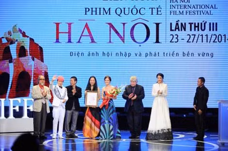 “Đập cánh giữa không trung” của đạo diễn Nguyễn Hoàng Điệp (Việt Nam) giành Giải thưởng đặc biệt của BGK.
