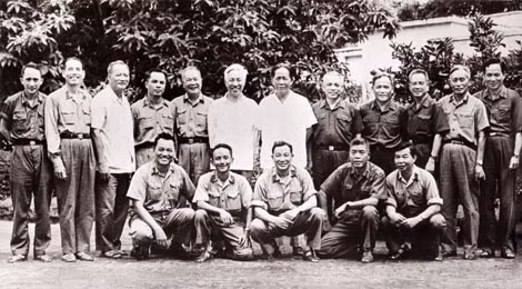 Tổng Bí thư Lê Duẩn (đứng thứ 6 từ phải sang) và đồng chí Lê Đức Anh (đứng ngoài cùng bên phải) cùng các đồng chí lãnh đạo cao cấp tại Hội nghị tổng kết Chiến dịch Hồ Chí Minh, giải phóng hoàn toàn miền Nam - thống nhất đất nước (Đà Lạt 1975). Ảnh tư liệu.