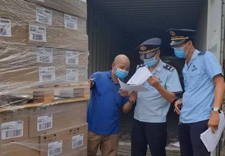 Cán bộ Hải quan kiểm tra các lô hàng (ảnh CTV)
