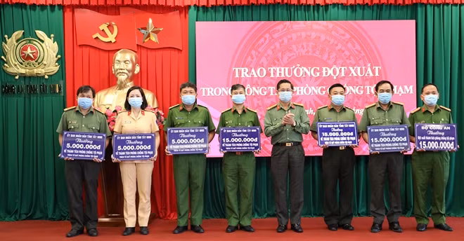 Đại tá Nguyễn Văn Trãi trao thưởng cho các tập thể.