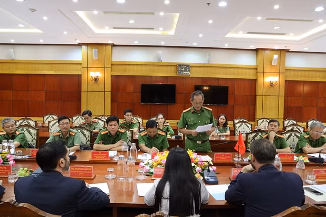 Đại tá Lý Hồng Sinh trao đổi tình hình tội phạm với đoàn công tác Đại sứ quán Hoa Kỳ