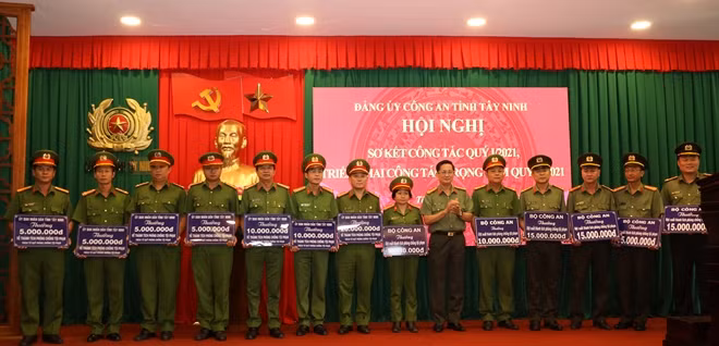 Các tập thể được khen thưởng