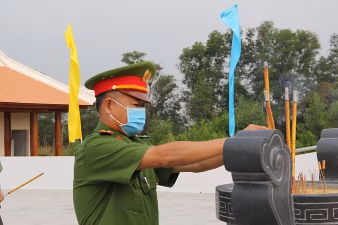 Đại tá Trần Văn Luận, Phó Giám đốc Công an tỉnh Tây Ninh dâng hương tại căn cứ Bàu Rong