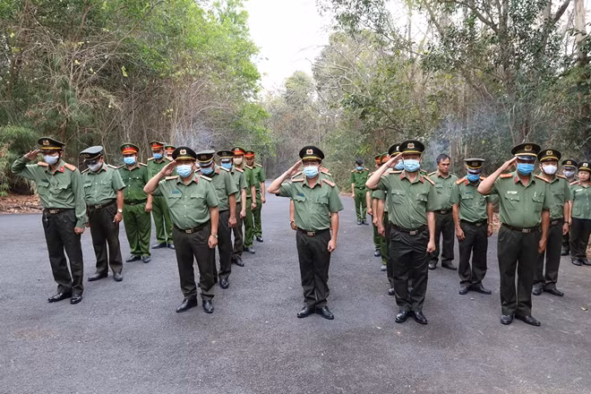 Đại tá Nguyễn Hiệp Sơn, Phó Giám đốc Công an tỉnh cùng đoàn tưởng niệm các anh hùng liệt sỹ Đoàn U70 an ninh vũ trang