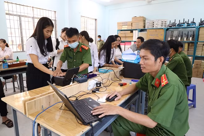 Công an huyện Dương Minh Châu làm CCCD cho các học sinh