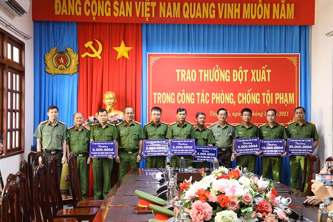Đại tá Nguyễn Văn Trãi trao thưởng cho các tập thể