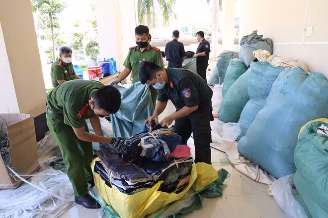 Công an niêm phong số hàng hóa thu giữ.