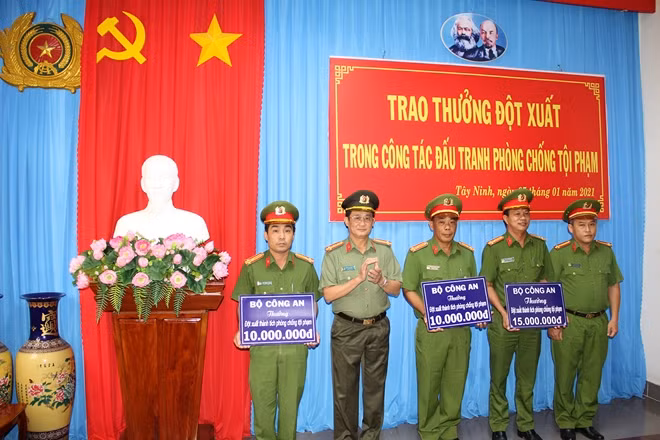 Đại tá Nguyễn Văn Trãi trao thưởng cho các tập thể xuất sắc trong công tác phòng chống tội phạm.
