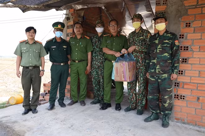 Đại tá Lý Hồng Sinh tặng quà cho các chốt phòng chống dịch trên tuyến biên giới tại huyện Bến Cầu