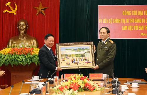 Đồng chí Bí thư Tỉnh ủy Hòa Bình Bùi Văn Tỉnh tặng Bộ trưởng Bộ Công an Trần Đại Quang bức tranh lưu niệm nhân dịp đến thăm, làm việc tại Hòa Bình