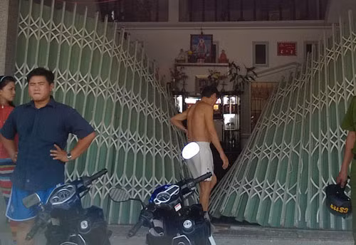 Nhà một người dân bị hỏng cửa sắt