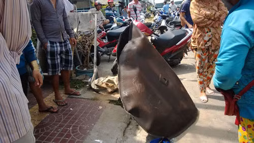 Nhiều mảnh sắt của bồn dầu văng ra xa hàng chục mét.