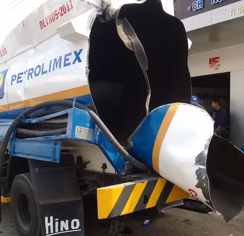 Hiện trường vụ nổ xe bồn dầu