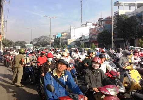 Giao thông trên tuyến đường này bị ùn ứ vì nhiều người hiếu kỳ dừng xe theo dõi vụ việc. Giao thông trên tuyến đường này bị ùn ứ vì nhiều người hiếu kỳ dừng xe theo dõi vụ việc.