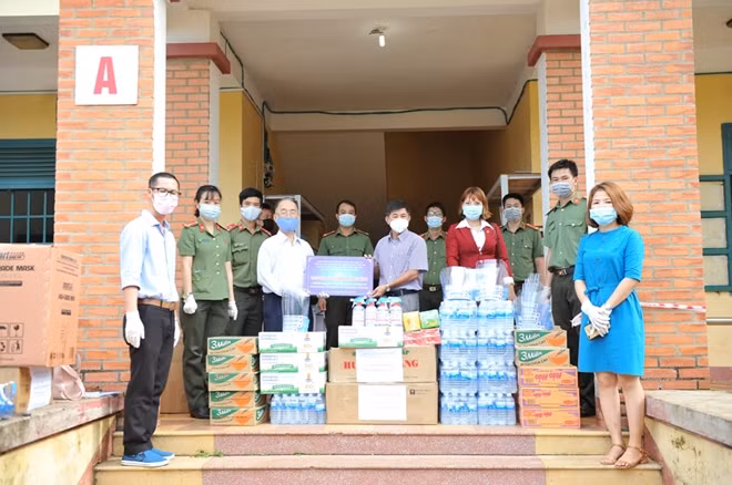 Đoàn đến thăm hỏi, trao quà tại khu cách ly Trung đoàn CSCĐ Tây Nguyên