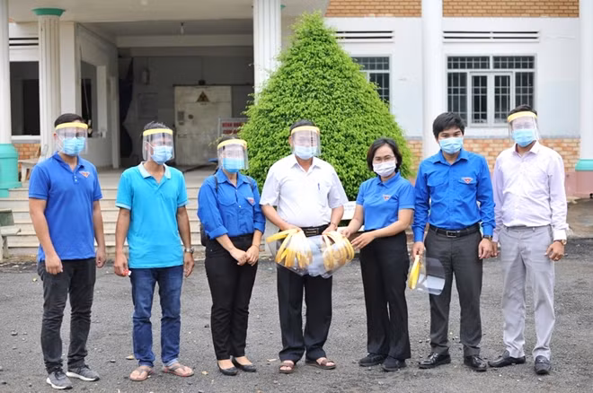 Các tổ chức, đoàn thể đến tặng quà, trao vật dụng y tế cho các y, bác sỹ tại Bệnh viện Lao và Bệnh phổi