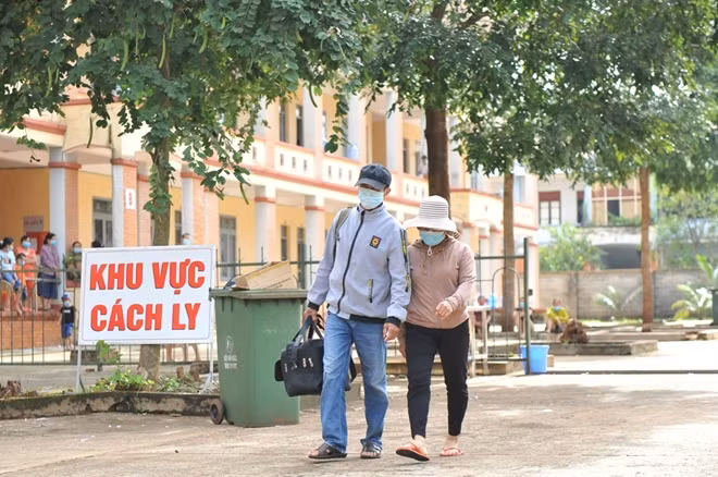 Một cặp vợ chồng hoàn thành thời gian cách ly trở về nhà