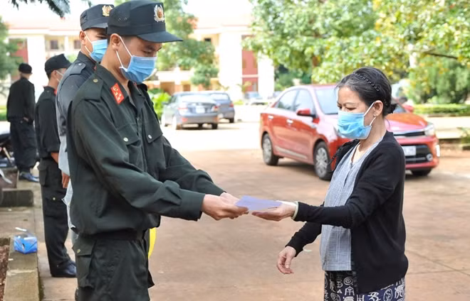 Lực lượng Công an kiểm tra giấy tờ các công dân hoàn thành thời gian cách ly theo quy định