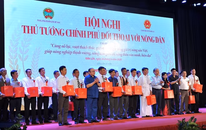 Thủ tướng Chính phủ tặng quà cho các nông dân tham dự tại Hội nghị