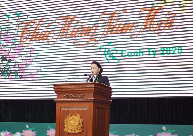 Chủ tịch Quốc hội Nguyễn Thị Kim Ngân phát biểu chúc mừng tại buổi chúc Tết cán bộ, chiến sỹ Công an tỉnh.