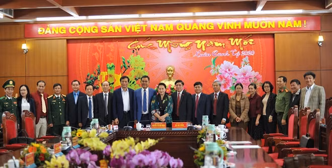 Chủ tịch Quốc hội cùng đoàn công tác chụp ảnh lưu niệm cùng lãnh đạo tỉnh Đắk Lắk