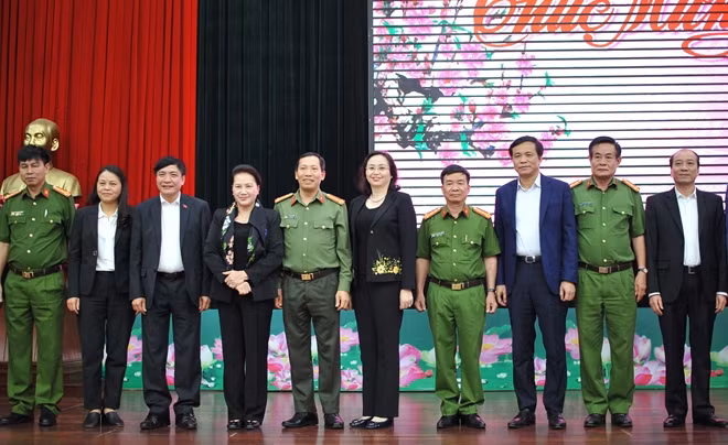 Chủ tịch Quốc hội Nguyễn Thị Kim Ngân cùng đoàn công tác chụp ảnh lưu niệm cùng cán bộ, chiến sỹ Công an tỉnh