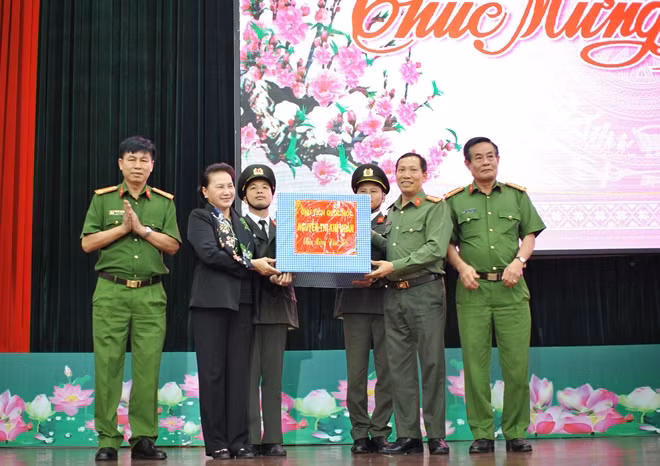 Chủ tịch Quốc hội Nguyễn Thị Kim Ngân tặng quà cho cán bộ, chiến sỹ Công an tỉnh Đắk Lắk