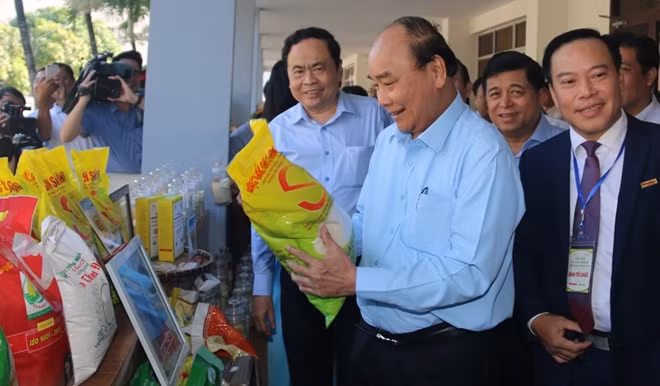 Thủ tướng Nguyễn Xuân Phúc cùng các đại biểu tham quan các gian hàng trưng bày sản phẩm tại Hội nghị lần thứ 2-2019 tại TP Cần Thơ (Ảnh: Trần Lĩnh).