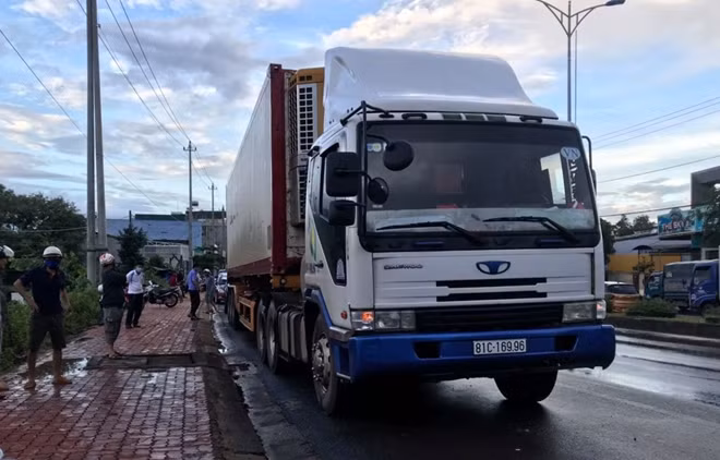Chiếc xe đầu kéo được đưa lại hiện trường để điều tra