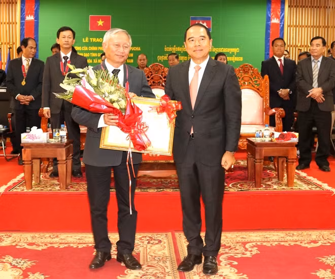Ngài Li Thuch trao Huân chương Hữu nghị cho Giám đốc Công an Gia Lai