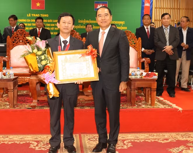 Ngài Li Thuch (Bộ trưởng cao cấp Vương quốc Campuchia) trao Huân chương Hữu nghị cho Bí thư Tỉnh ủy Dương Văn Trang