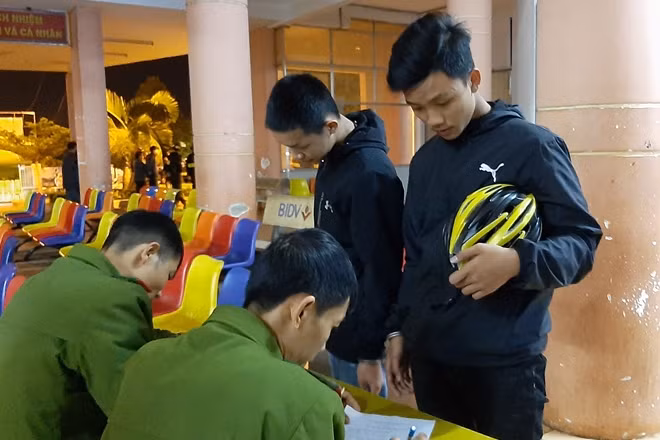Công an TP Buôn Ma Thuột đang lấy lời khai một số đối tượng
