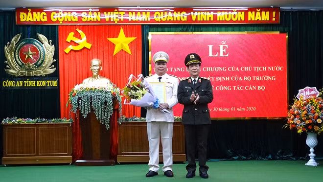 Thứ trưởng Nguyễn Văn Sơn trao quyết định bổ nhiệm giám đốc Công an Kon Tum cho Đại tá Nguyễn Hồng Nhật