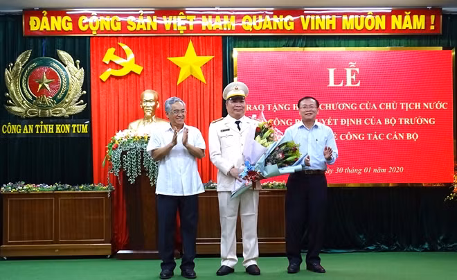 Bí thư Tỉnh uỷ và Chủ tịch UBND tỉnh Kon Tum tặng hoa chúc mừng Đại tá Nguyễn Hồng Nhật