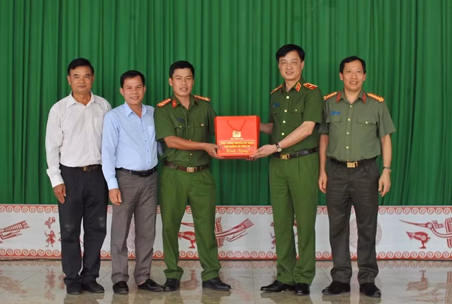 Và tặng quà, động viên cán bộ, chiến sỹ Công an xã Cư Suê