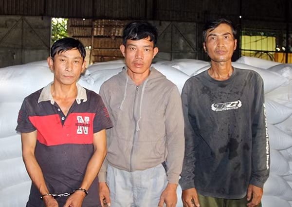 Ba đối tượng vận chuyển đường lậu cùng tang vật.