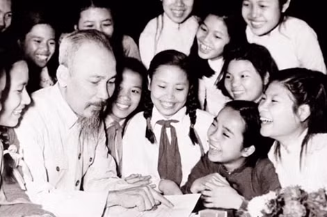 Bác Hồ dành muôn ngàn tình yêu thương đối với thiếu nhi Việt Nam.
