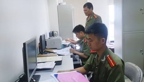 Các chiến sỹ hồ sơ nghiệp vụ Công an tỉnh Hòa Bình tra cứu tàng thư phục vụ công tác phòng chống tội phạm.