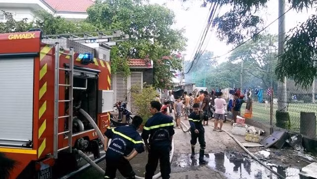 Lực lượng chữa cháy triển khai dập lửa