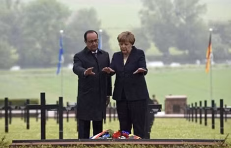 Thủ tướng Đức Angela Merkel và Tổng thống Pháp Francois Hollande tại lễ kỷ niệm 100 năm trận chiến Verdun (Ảnh: Reuters)